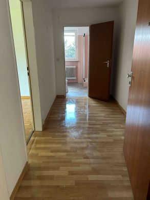 Flur - Gemütliche 2-Zimmer Wohnung mit Balkon und neuer Einbauküche in idyllischer Lage