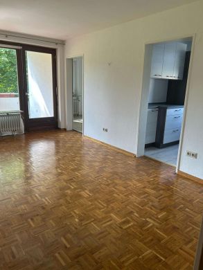Wohnzimmer_1 - Gemütliche 2-Zimmer Wohnung mit Balkon und neuer Einbauküche in idyllischer Lage