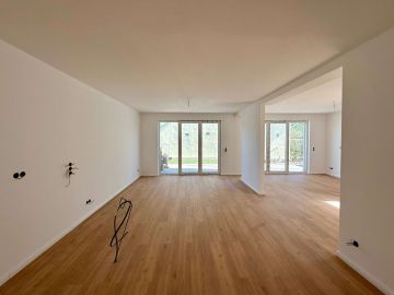Offener Wohn-/Ess-/Kochbereich - Neubau in gewachsenem Umfeld