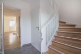 Flur-EG+Treppe - Schönes EFH mit großem Grundstück, EBK, Garage, uvm