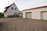 Außenansicht-Garage-Haus - Schönes EFH mit großem Grundstück, EBK, Garage, uvm
