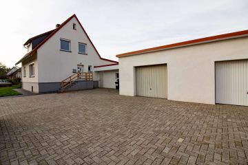 Außenansicht-Garage-Haus - Schönes EFH mit großem Grundstück, EBK, Garage, uvm