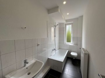Badezimmer - Sanierte 3-Zimmer-Wohnung mit Balkon