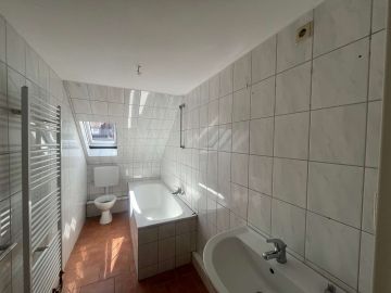 Bad - Dachgeschosswohnung mit Potenzial