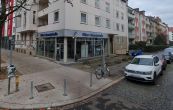 Außenansicht - Riesen Schaufenster im Eckhaus
