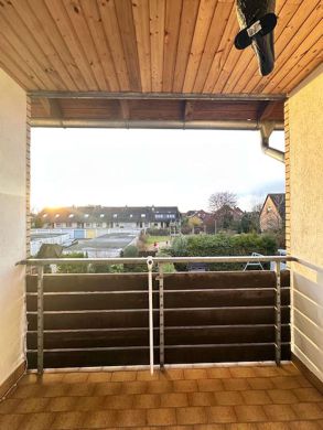 Blick aus Loggia - Solides Reihenhaus mit Garage in ruhiger Lage von Garbsen-Berenbostel