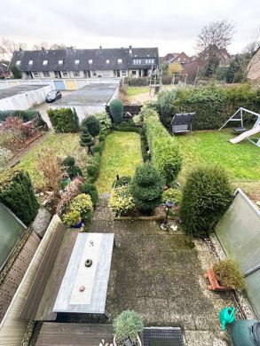 Blick auf Terrasse vom 1.OG - Solides Reihenhaus mit Garage in ruhiger Lage von Garbsen-Berenbostel