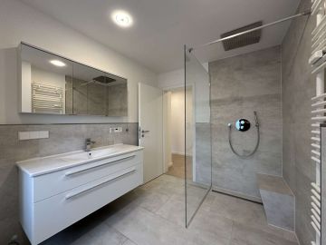Kernsanierte Wohnung mit hochwertiger EBK, Balkon, uvm., 30926 Seelze, Erdgeschosswohnung