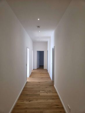 Flur, Beispiel - Frisch ausgebaut mit großer Dachterrasse