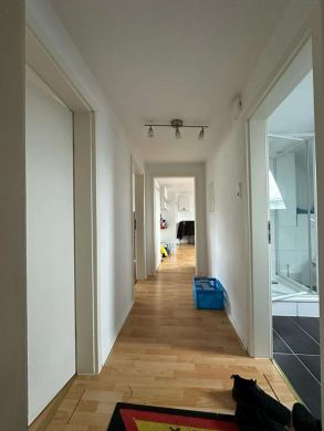 Flur - modernisierte 2-Zi-Whg – schickes Bad – sofort frei – Nähe Bahnhaltestelle