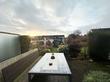 Blick auf Terrasser EG - Solides Reihenhaus mit Garage in ruhiger Lage von Garbsen-Berenbostel