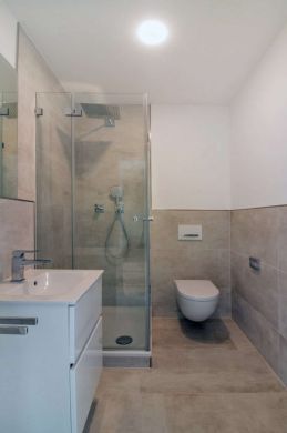Beispiel Badezimmer - Frisch ausgebautes DG mit Loggia