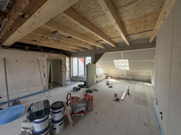 Offener Wohn-/Essbereich - Frisch ausgebautes DG mit Loggia